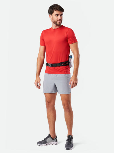 color:Black/Deep Blue||seo:Nathan TrailMix Plus Insulated Hydration Belt 3.0 - Black/Deep Blue - On Model - Front of Belt Nathan TrailMix Plus Insulated Hydration Belt 3.0 - Black/Deep Blue - On Model - Three Quarter View