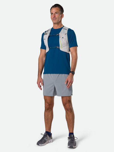 color:Vapor Grey||seo:Nathan Pinnacle FeatherLite 1.5 Liter Unisex Hydration Vest - Vapor Grey - Male Runner Three Quarter View
