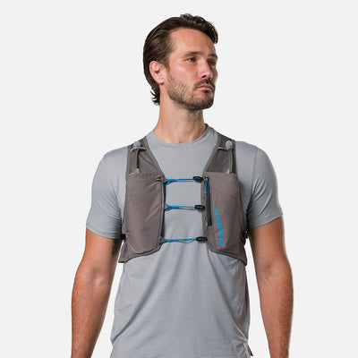 color:Charcoal/Electric Blue||view:sku image back||seo:Nathan Pinnacle Breeze 4 Liter Unisex Hydration Race Vest - Charcoal/Electric Blue - Male Runner Front View