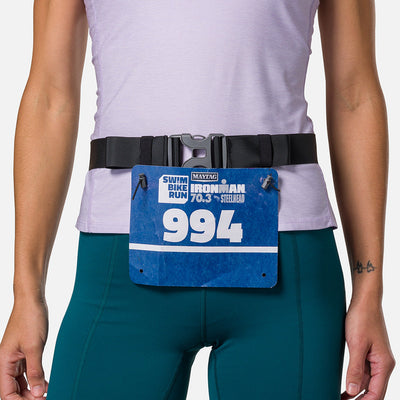 color:Black/Reflective Silver||seo:Nathan Pinnacle FeatherLite Unisex Hydration Waist Belt - Black/Reflective Silver - Model Wearing Clip On Race Belt For Surf City Half Marathon