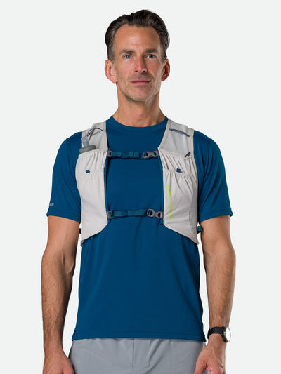 color:Vapor Grey||view:sku image back||seo:Nathan Pinnacle FeatherLite 1.5 Liter Unisex Hydration Vest - Vapor Grey -  Male Runner Front View
